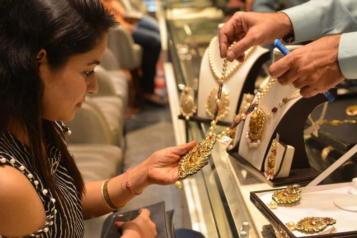 How to buy gold jewellery